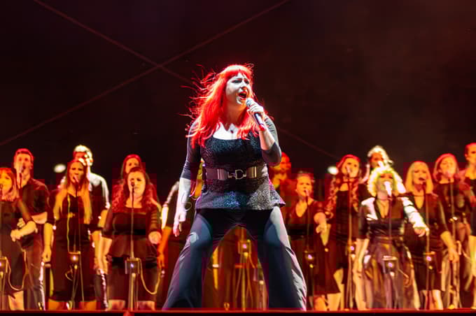 Po uspešni turneji v tujini začenjajo leto z domačo premiero. Občinstvo čaka vizualno in plesno nadgrajena različica Michaela Jacksona.