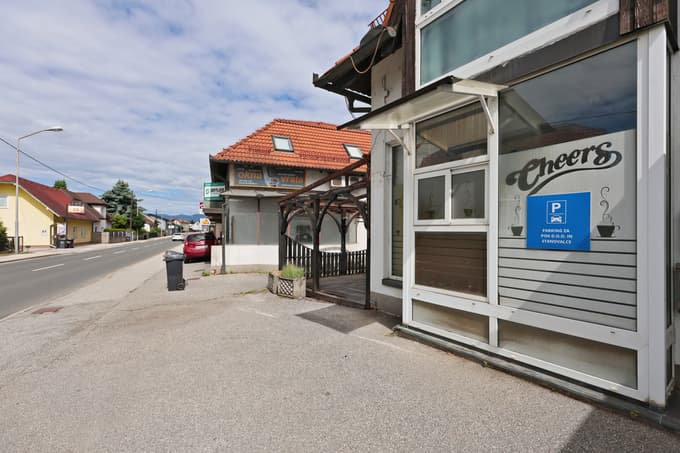 Naprodaj je tudi lokal Cheers na Pobrežju, ki se nahaja v delu stavbe.