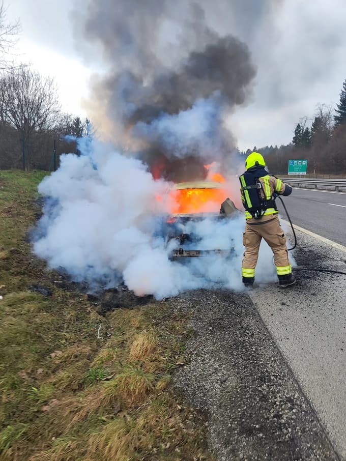 (FOTO) Kljub hitremu posredovanju gasilcev na dolenjski avtocesti popolnoma zgorelo vozilo