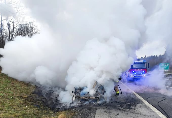 (FOTO) Kljub hitremu posredovanju gasilcev na dolenjski avtocesti popolnoma zgorelo vozilo
