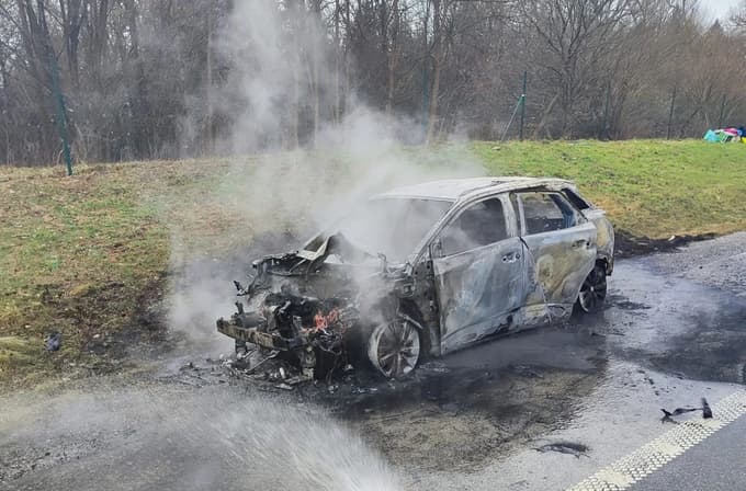 (FOTO) Kljub hitremu posredovanju gasilcev na dolenjski avtocesti popolnoma zgorelo vozilo