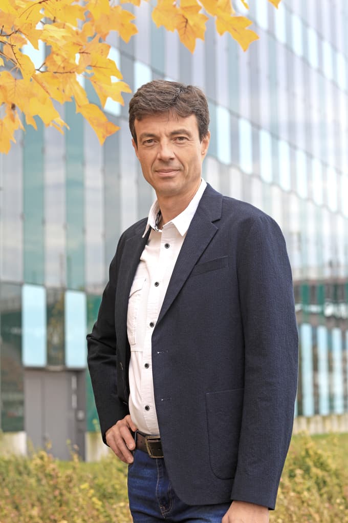 (VEČER V ŽIVO) Dr. Dejan Dinevski: Ali zavest nastane v možganih?