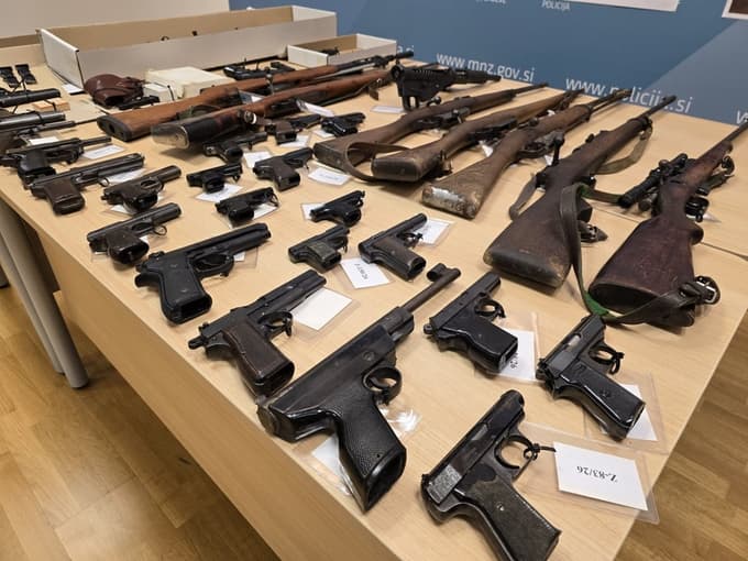 (FOTO) Poglejte, kaj vse so policistom izročili državljani