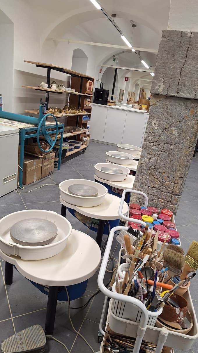 Vretena za lončarjenje in vsi pripomočki, tudi za izdelke suhe robe, so na voljo v delu centra, ki je namenjen rokodelcem in v katerem izvajajo delavnice.