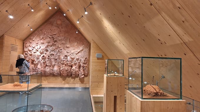 V galeriji v nekdanjem skednju prednjači delo Mirsada Begiča iz cikla Ohraniti sanje.