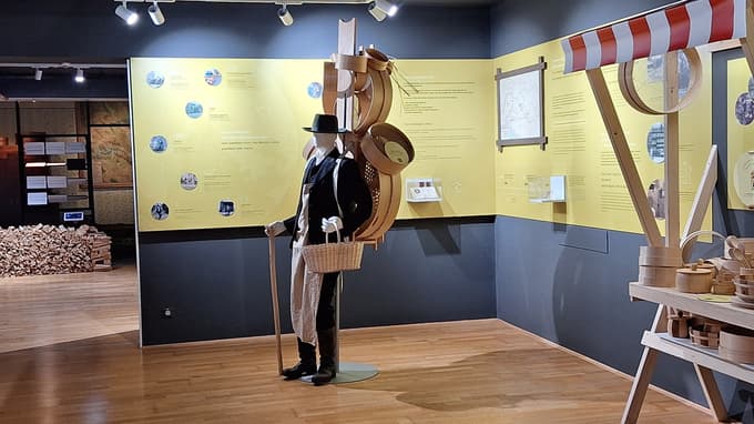 Tako opravljen se je nekdaj krošnjar Urban podal prodajat po svetu.