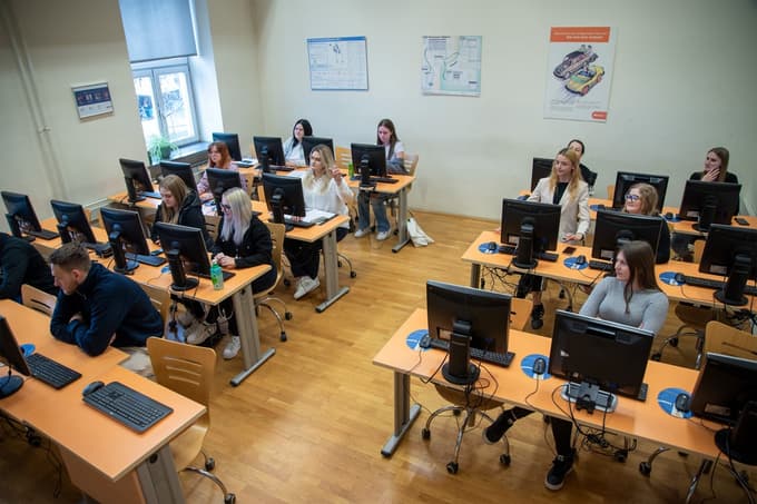 Študenti VSŠ DOBA.