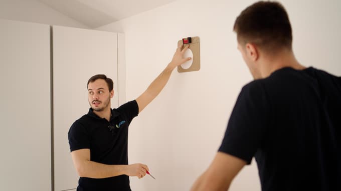 Nudijo več različnih modelov prezračevalnih sistemov, kar omogoča popolno prilagoditev tlorisu in konstrukciji vsakega objekta. Na sliki prikaz montaže lokalnega prezračevalnega sistema, sicer pa izvajajo tudi celovite vgradnje centralnega prezračevanja.