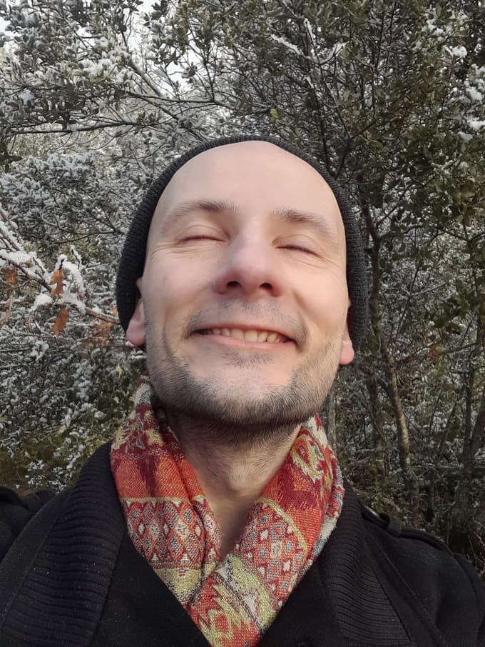 Začel sem se zavedati svoje žalosti - ne kot trenutnega stanja, temveč kot pokrajine, v kateri živim. Kot nečesa, kar že tako dolgo nosim v sebi, da sem pozabil, kako izgleda življenje s privihanimi kotički ustnic.