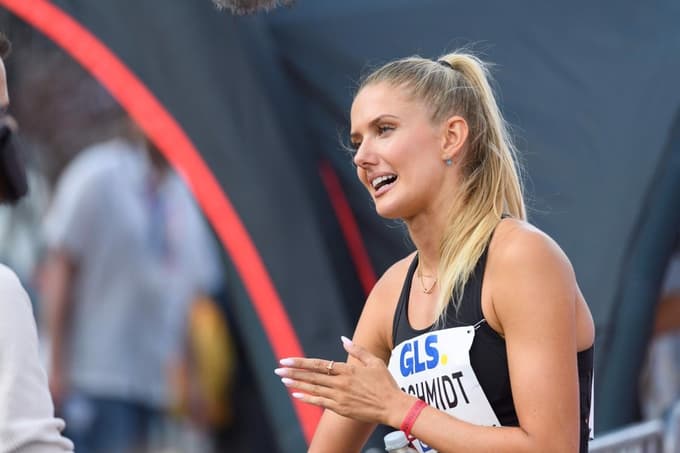 Kljub izjemni priljubljenosti in videzu, ki ji prinaša številne ponudbe iz sveta zabave, Alica ostaja trdno na tleh. V preteklosti je celo zavrnila ponudbo za fotografiranje za revijo Playboy.