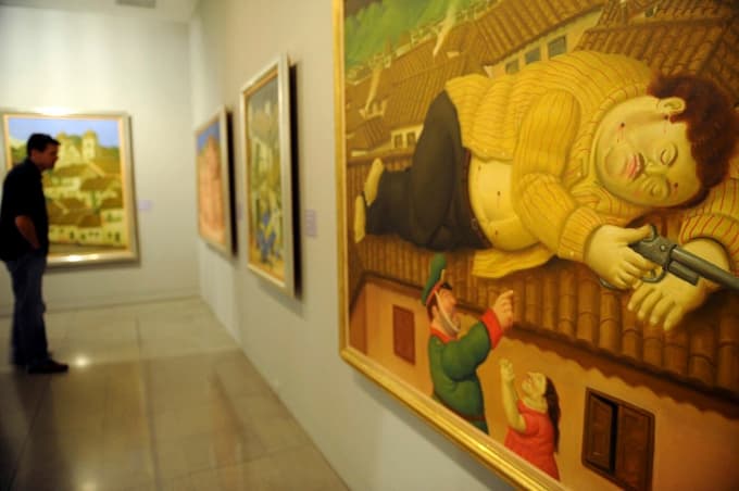 Escobar velja za nekakšnega kolumbijskega Robina Hooda. Slika z naslovom Mrtvi Pablo Escobar, delo kolumbijskega umetnika Fernanda Botera, je razstavljena v muzeju v Medellinu.