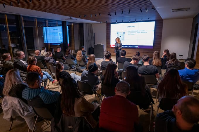 Enakomisleči športniki iz različnih športnih panog na delavnici v živo – Finančna pismenost za mlade športniki (skupaj s starši).