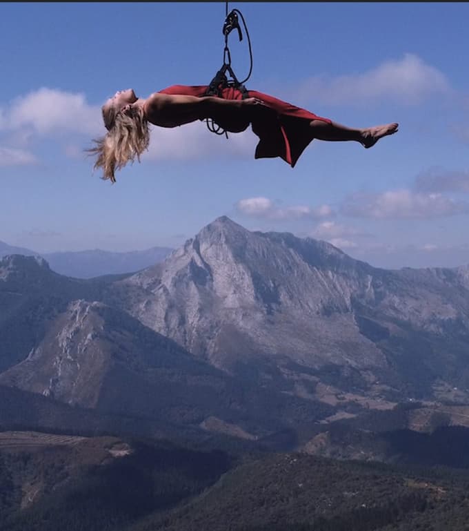 Zgodba o plesnih linijah, ki jih je vertikalna plesalka Janire Etxabe štiri leta ustvarjala v najbolj znanih hribih in gozdovih Baskije v filmu Vetrne linije.