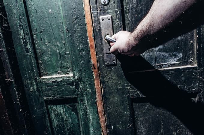 Temni koti, škatle, ki dolgo stojijo na istem mestu, ter prostori za omarami ali okoli cevi kačam pogosto nudijo popolno skrivališče.