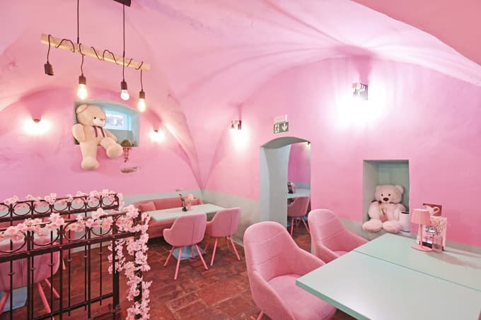 Mentol in roza sta barvi, ki zaznamujeta novi lokal.