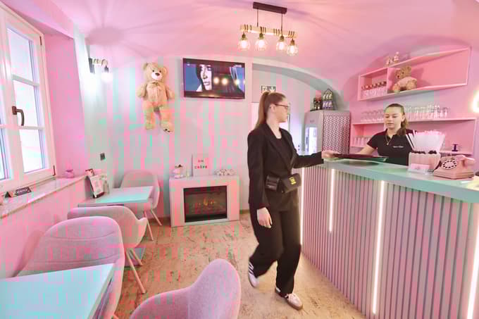 (FOTO) Dubajska čokolada, kokos, karamela in še več: V srcu Maribora odprla vrata palačinkarna