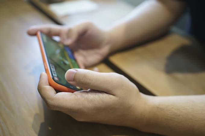 (POGLED) Kolumna Dana Podjeda o odklopu mladih z družbenih omrežij: Pustimo jim ta svet, nedolžen in drugačen