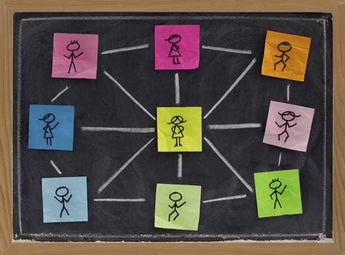 (POGLED) Kolumna Dana Podjeda o odklopu mladih z družbenih omrežij: Pustimo jim ta svet, nedolžen in drugačen