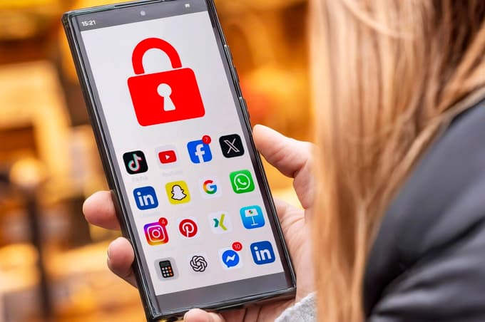 (POGLED) Kolumna Dana Podjeda o odklopu mladih z družbenih omrežij: Pustimo jim ta svet, nedolžen in drugačen