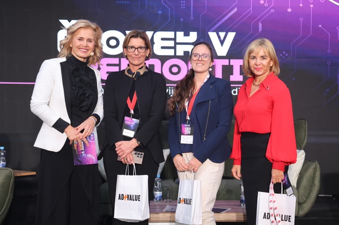 Voditeljica panela Anita Mlakar, Sabina Župec Krajnc, članica uprave OTP banke, odgovorna za finančne trge in operativno poslovanje, Ana Antunićević Šavli, ustanoviteljica podjetja Consilium, pravno svetovanje in Zvezdana Lubej, ustanoviteljica podjetja Kadrovska asistenca