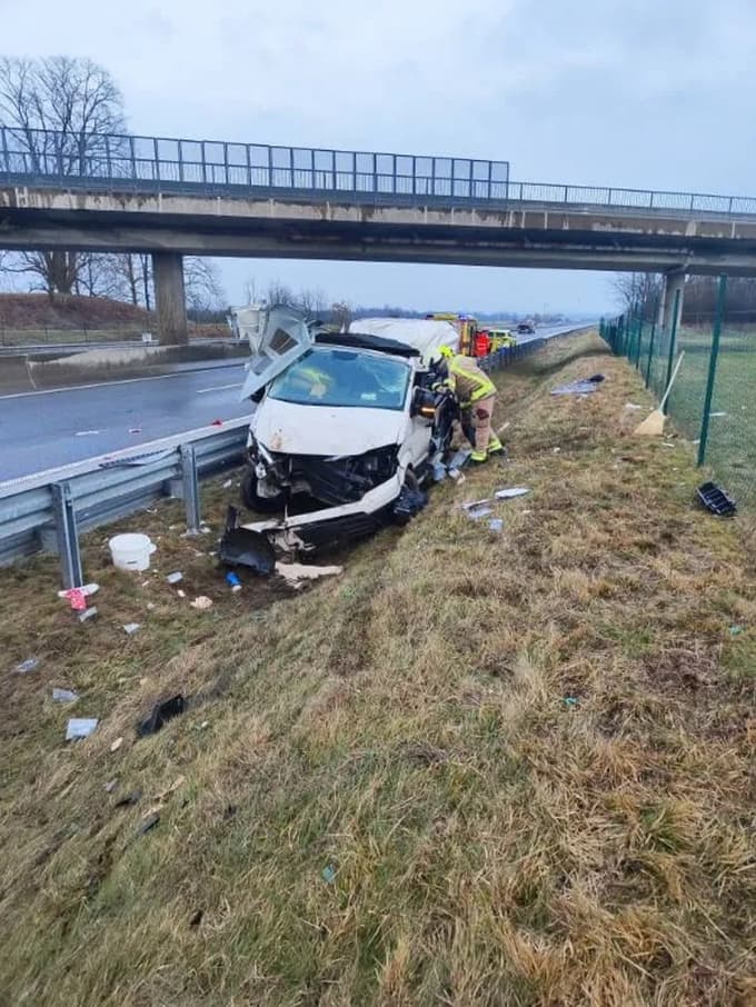 (FOTO) Kombi na avtocesti trčil v ograjo, se prevrnil in se ustavil na drugi strani