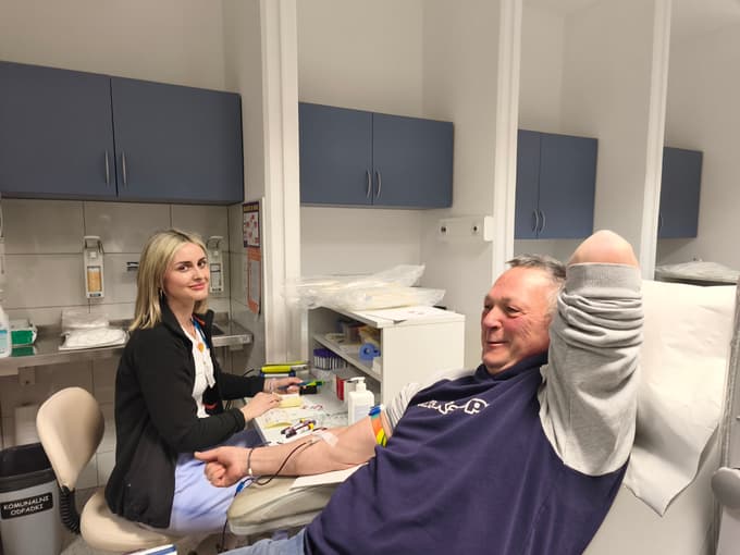 Medicinska sestra Laura Gregorinčič in krvodajalec stokratnik Branko Sever