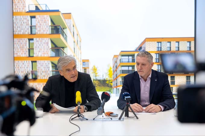 Črtomir Remec in Krešo Šavrič iz Stanovanjskega sklada RS sta predstavila rezultate minulega leta ter načrte za nadaljnjo gradnjo javnih neprofitnih stanovanj.