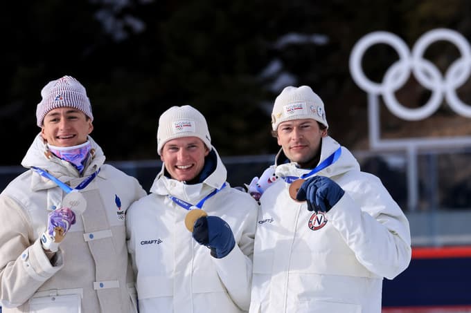 Johan-Olavu Botnu sta se na zmagovalnem odru pridružila Eric Perrot (levo) in Sturla Holm Laegreid (desno). 