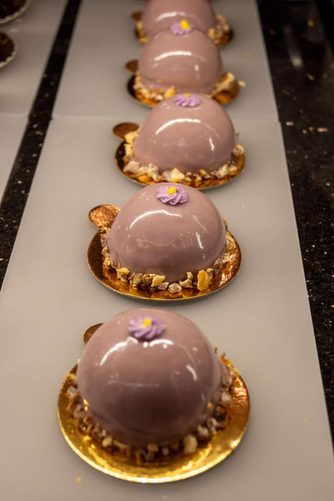 Makova tortica s sladkorno glazuro sodi med najbolj prepoznavne sladice dunajskih kavarn.