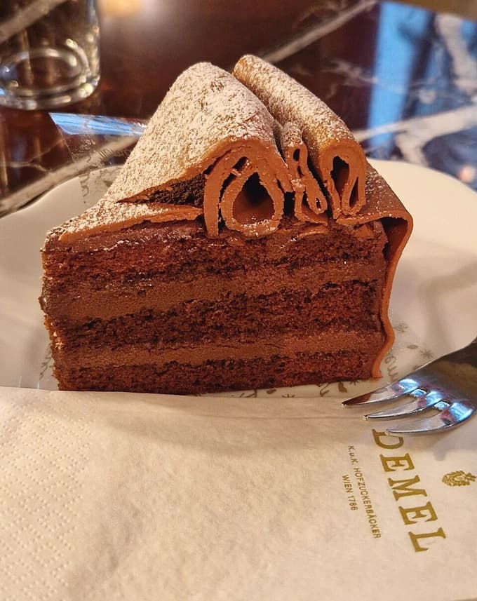 Anina torta iz kavarne Demel, kombinacija čokolade, pomarančnega likerja in nugata