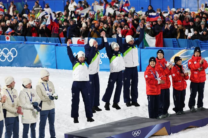 (FOTO) Fantastičen uspeh, slovenski mešani skakalni ekipi olimpijsko zlato: Po mučenju je prišla Zdravljica