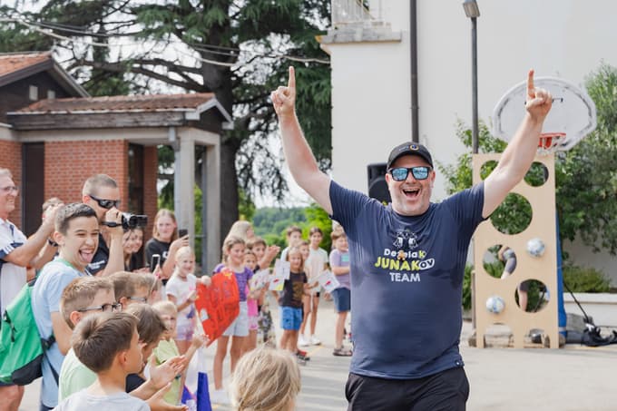 "Čas je, da še enkrat povem, da se moja vloga nekoliko spreminja. Stopil sem korak nazaj, da bi nekdo drug zasedel moje mesto."