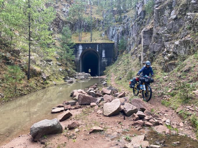 Izogibanje velikim lužam na poti nikoli dokončane železniške proge.