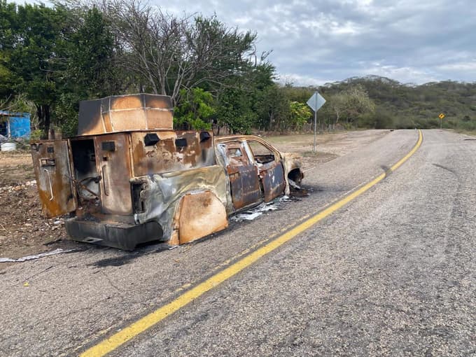Uničeno kartelsko vozilo, ki opominja na pretekle spopade