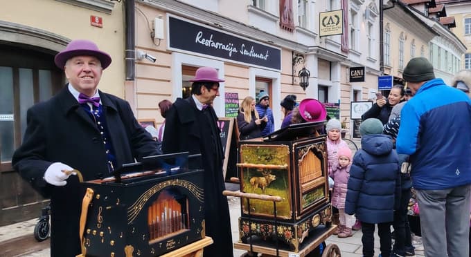 Glasba lajnarjev se je razlegala po mestu in navduševala množice.