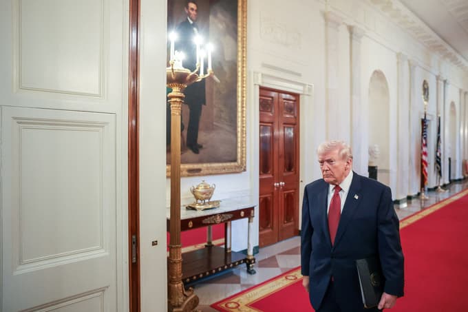 Bela hiša. Predsednik ZDA Donald Trump, v ozadju portret Abrahama Lincolna.