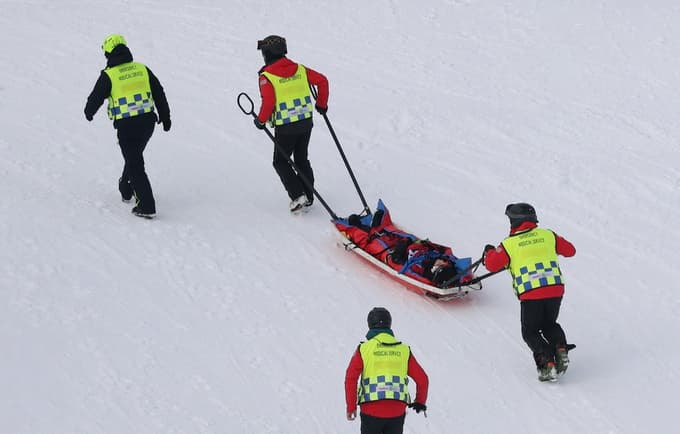Reševalci so nemudoma prihiteli na pomoč in oskrbeli športnico neposredno na terenu.