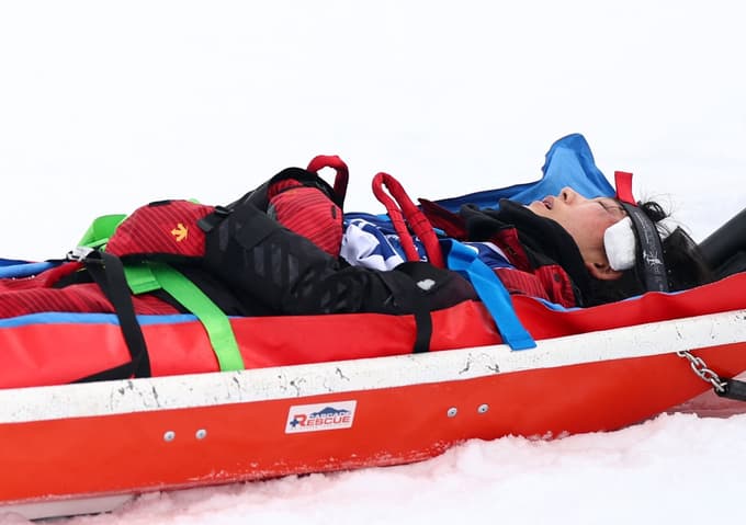 S sanmi so jo previdno odpeljali s prizorišča v nadaljnjo obravnavo.