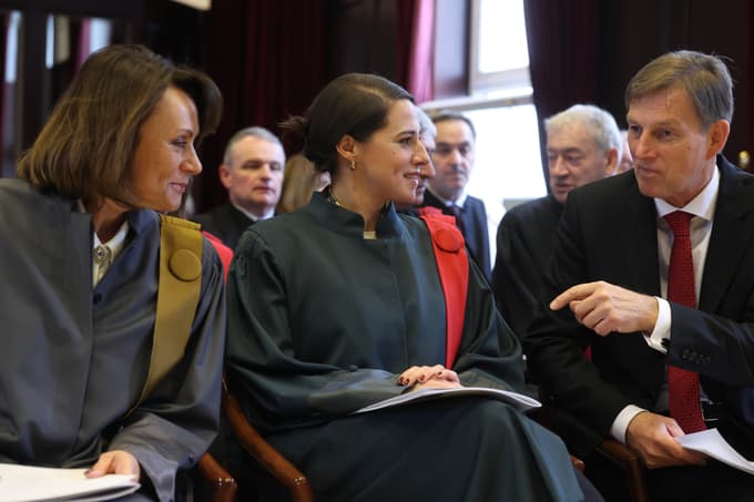 Odprtje sodnega leta 2026 so spremljali tudi tožilci (levo generalna državna tožilka Katarina Bergant) in drugi gostje, desno je dekan Pravne fakultete v Ljubljani dr. Miro Cerar.