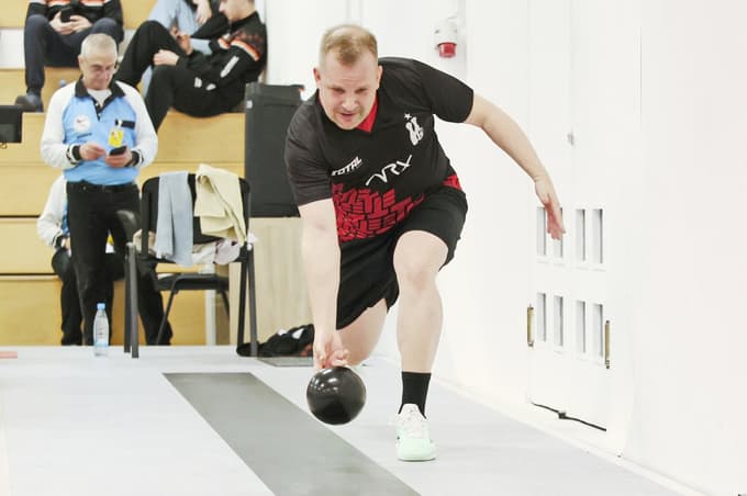 Boštjan Zvezič je dvoboj z nekdanjim soigralcem pri Konstruktorju, Igorjem Čosićem, izgubil za 12 kegljev.