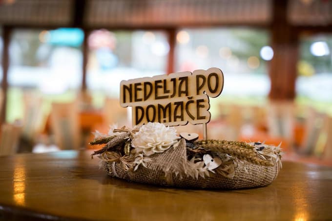 Oddajo podpisujejo urednik in scenarist Smiljan Greif in režiser Marjan Kučej. Nad oddajo bo produkcijsko bdela TV Maribor.