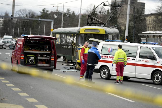 Tramvaj se je iztiril okrog poldneva, pri čemer je zadel v tramvajsko postajo in nato zdrsnil približno deset metrov na vozišče ulice Zmaja od Bosne v bližini Narodnega muzeja BiH.