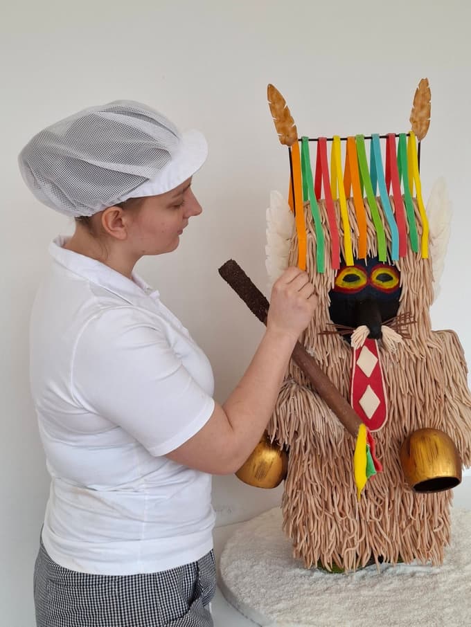 Čokoladni kurent iz 10 kilogramov čokolade in 20 ur potrpežljivega dela. Največji izziv? Peresa in zvonci