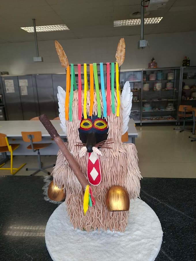 Čokoladni kurent iz 10 kilogramov čokolade in 20 ur potrpežljivega dela. Največji izziv? Peresa in zvonci