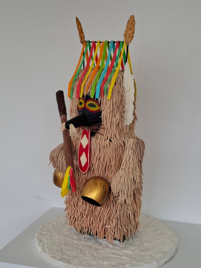 Čokoladni kurent iz 10 kilogramov čokolade in 20 ur potrpežljivega dela. Največji izziv? Peresa in zvonci