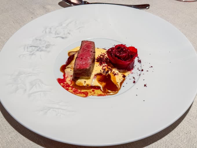 Alpenstern Loolffelspitze, goveji hrbet, foie gras, rdeča pesa 