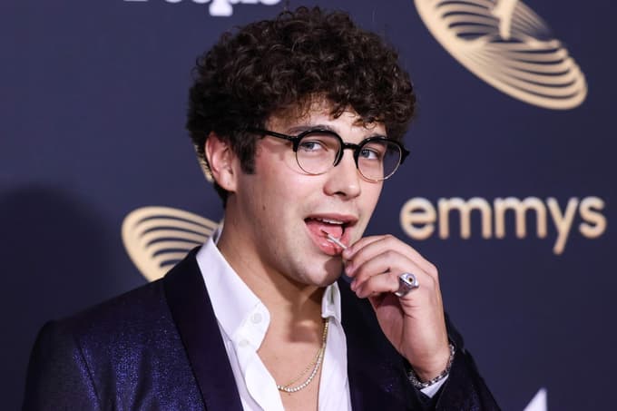 Danes stavi na nekoliko bolj zrel in šarmanten videz.