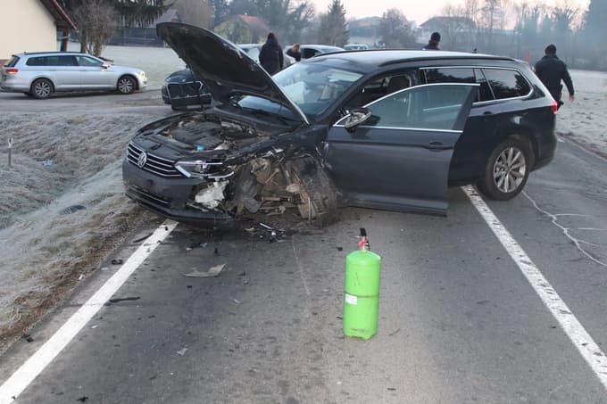 (FOTO) 31-letnica zapeljala na levo stran in trčila v vozilo 23-letne voznice