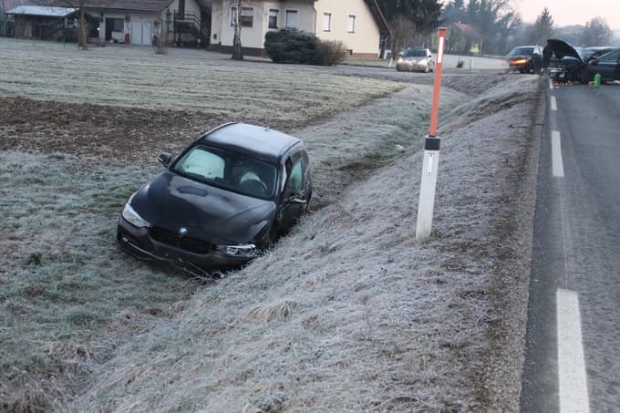(FOTO) 31-letnica zapeljala na levo stran in trčila v vozilo 23-letne voznice