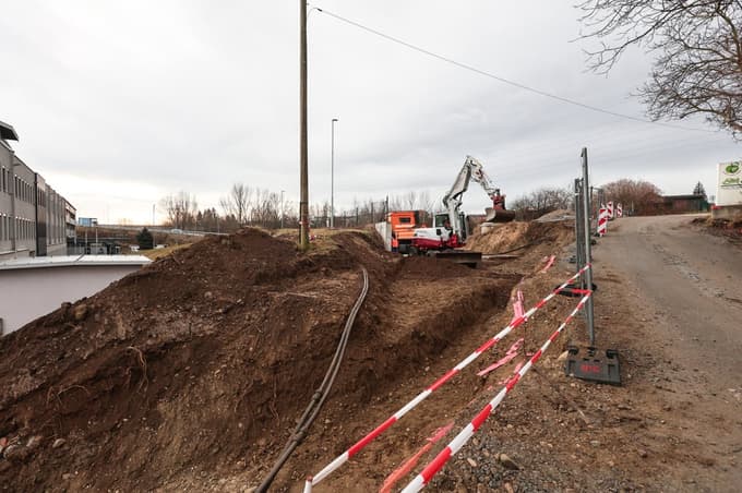 (FOTO) Nigrad ureja cesto v bližini nove županove hiše ob Dravi